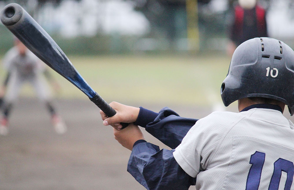 野球の打撃でバットを振る場面