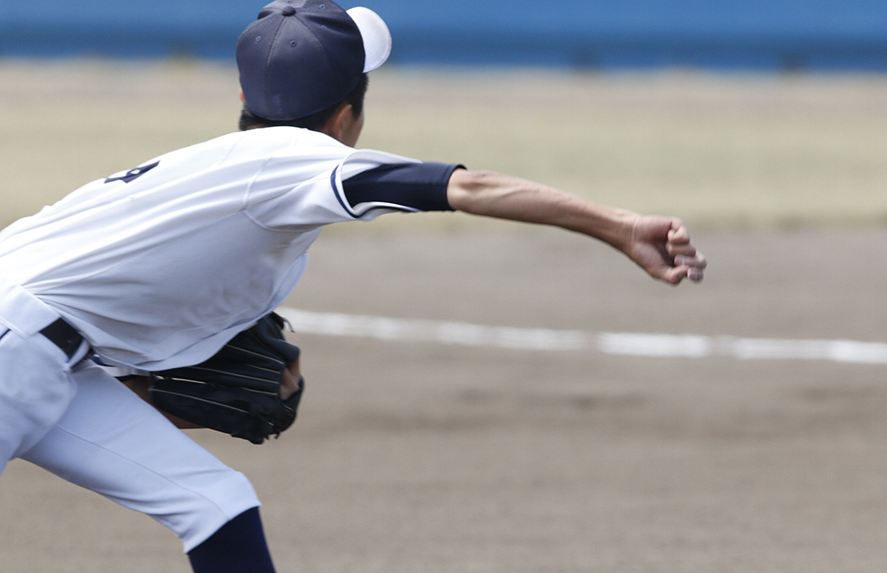 野球の投球をする場面